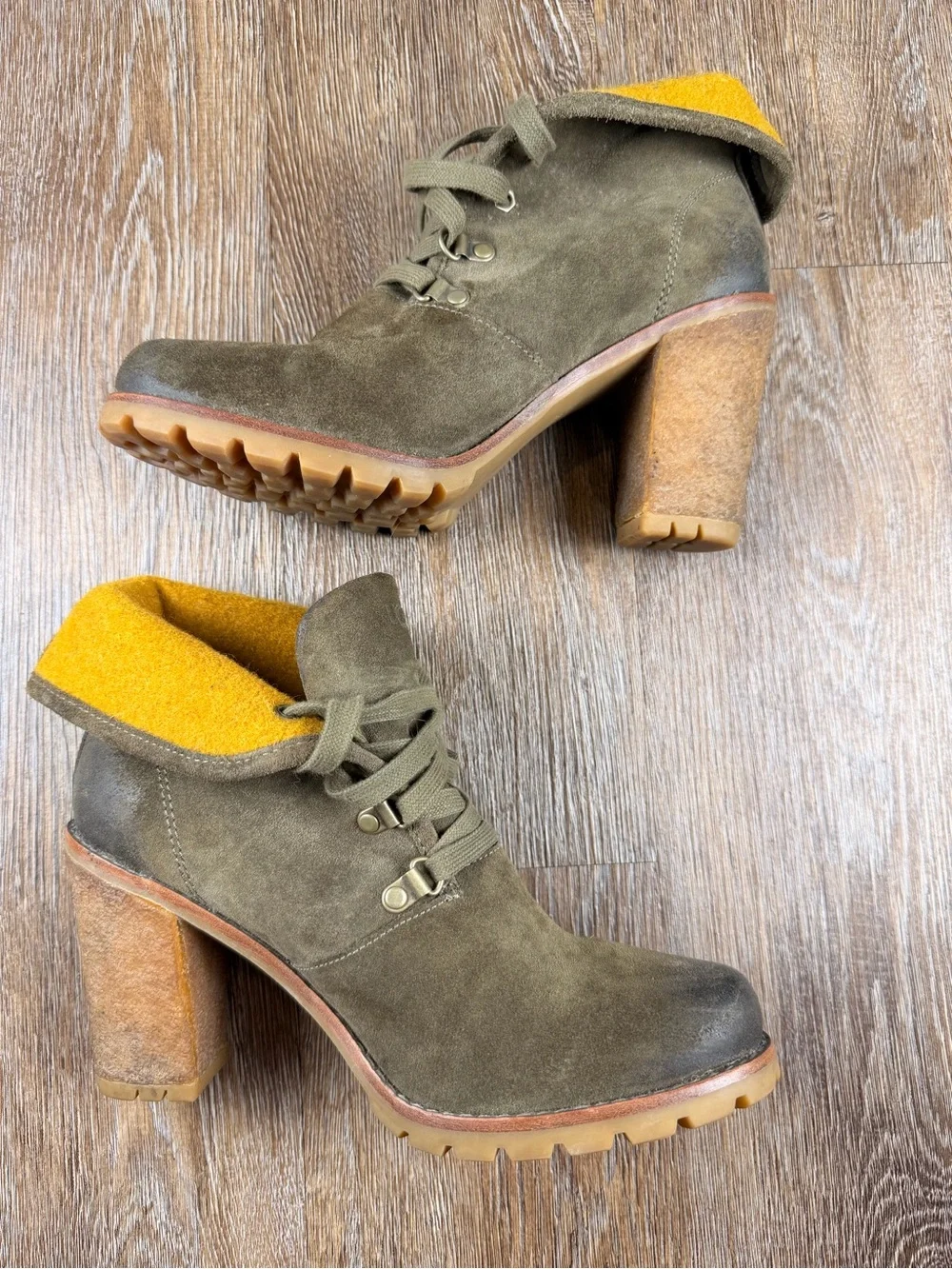 UGG Australia Calynda Suede Lace-Up Heeled Ankle Booties Olive Sheepskin | 9